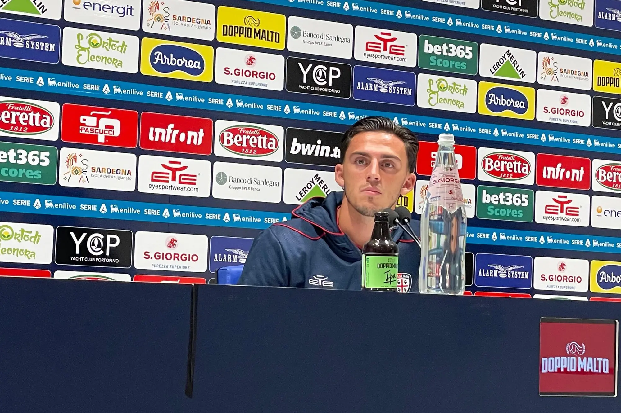 Gabriele Zappa in sala stampa dopo Cagliari-Sassuolo (foto Spignesi)