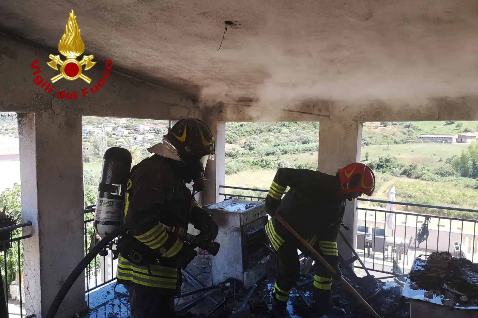 L'intervento dei vigili del fuoco nell'abitazione in via Tucconi a San Gavino di Budoni