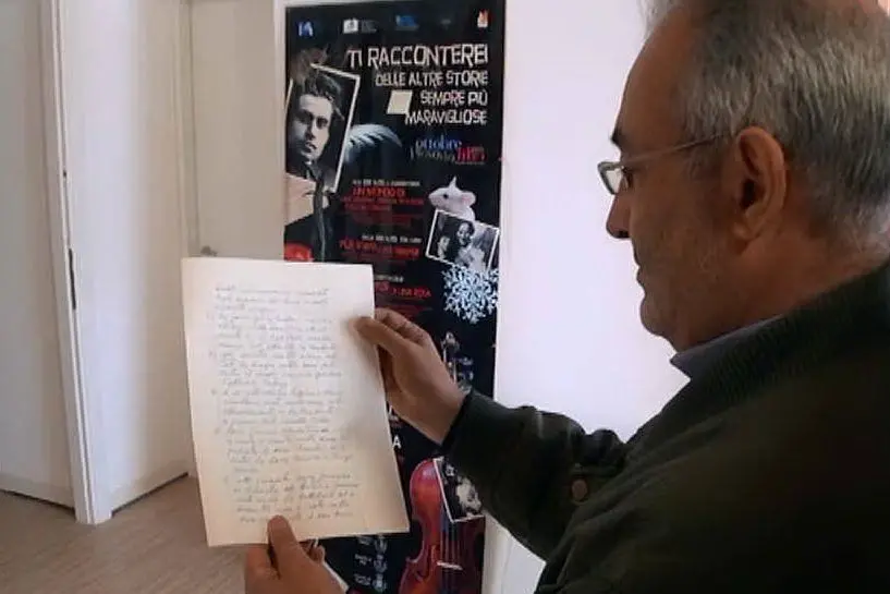 Luigi Manias mostra il documento (foto L'Unione Sarda - Pintori)