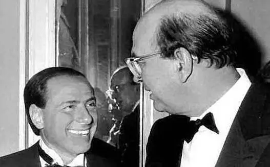 Craxi è stato coinvolto nelle inchieste di Mani Pulite condotte dalla Procura di Milano. Ha subito due condanne per corruzione e finanziamento illecito