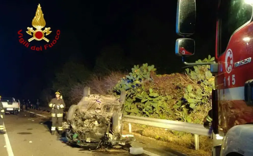 Un'altra immagine dell'incidente (foto Vigili del Fuoco)
