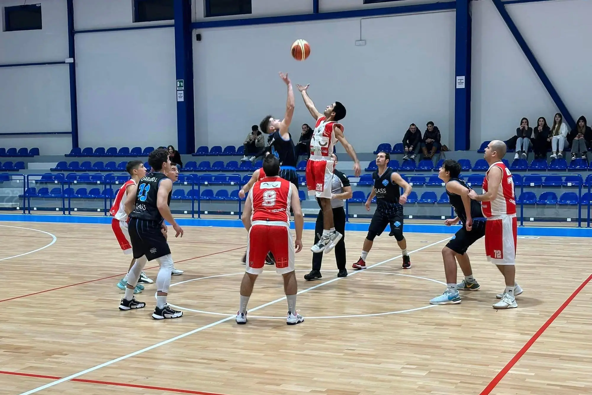 La palla a due del recupero tra Klass Coral Alghero e Oristano Basket (foto concessa)