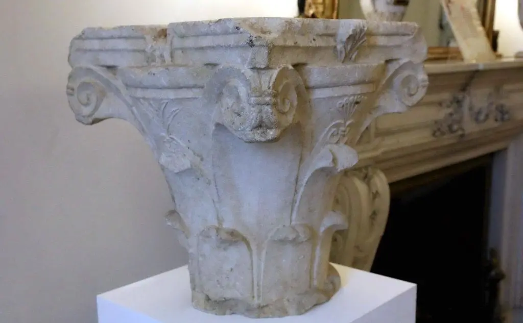 Il capitello romano in marmo (Ansa)