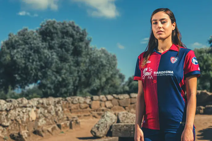 La nuova maglia del Cagliari