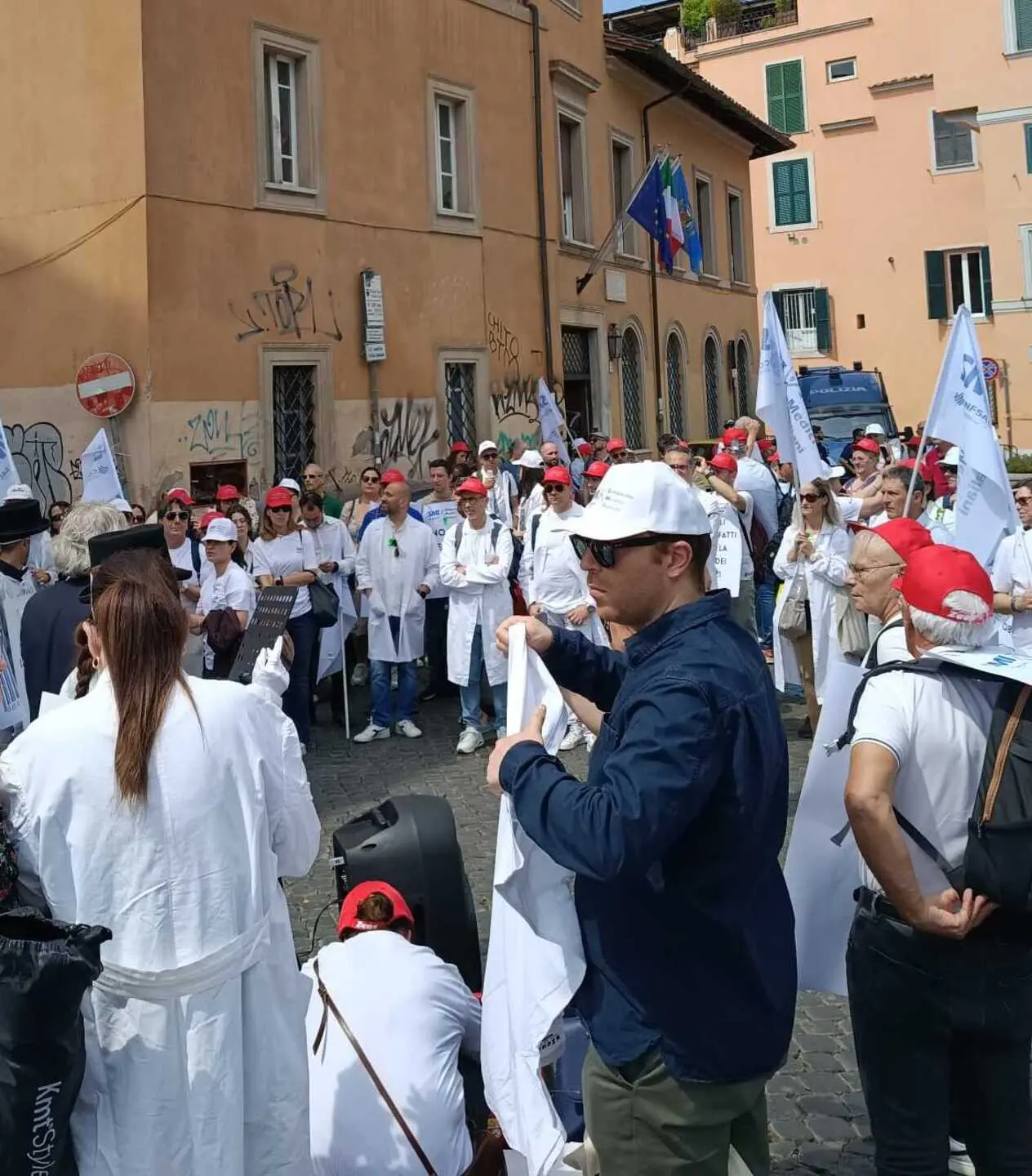 Camici bianchi in piazza: no all’obbligo nelle case di comunità