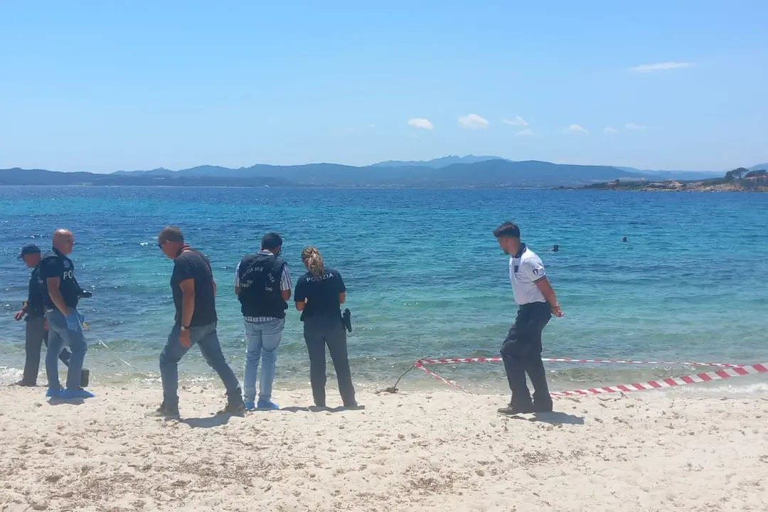 Guardia costiera e polizia scientifica sulla spiaggia di Bados (foto Busia)