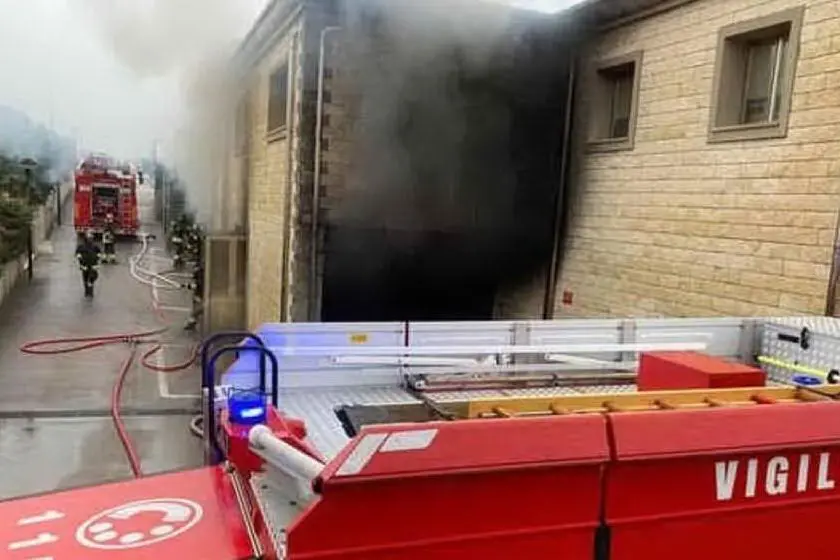 L'incendio (Foto Andrea Sanna)