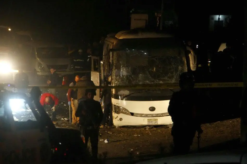 Un ordigno è esploso al passaggio di un bus turistico alla periferia del Cairo