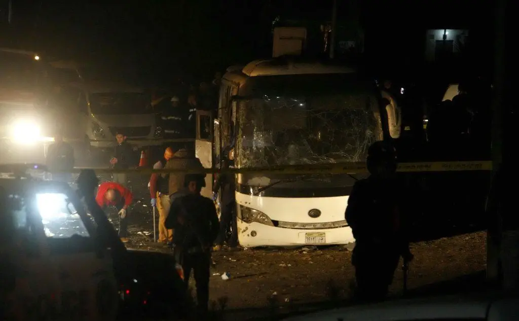 Un ordigno è esploso al passaggio di un bus turistico alla periferia del Cairo