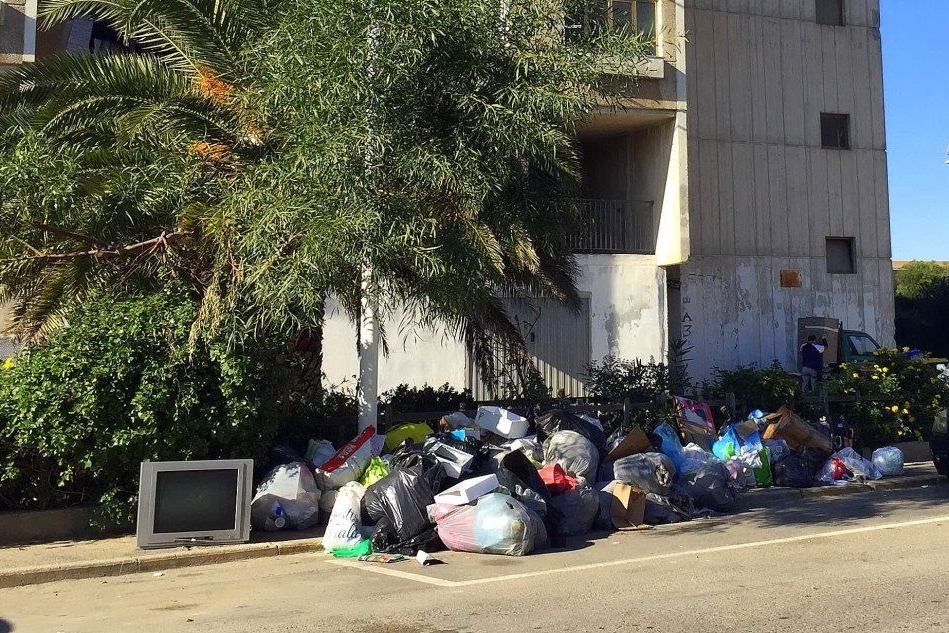 Cagliari, il rione di Sant'Elia invaso dai rifiuti
