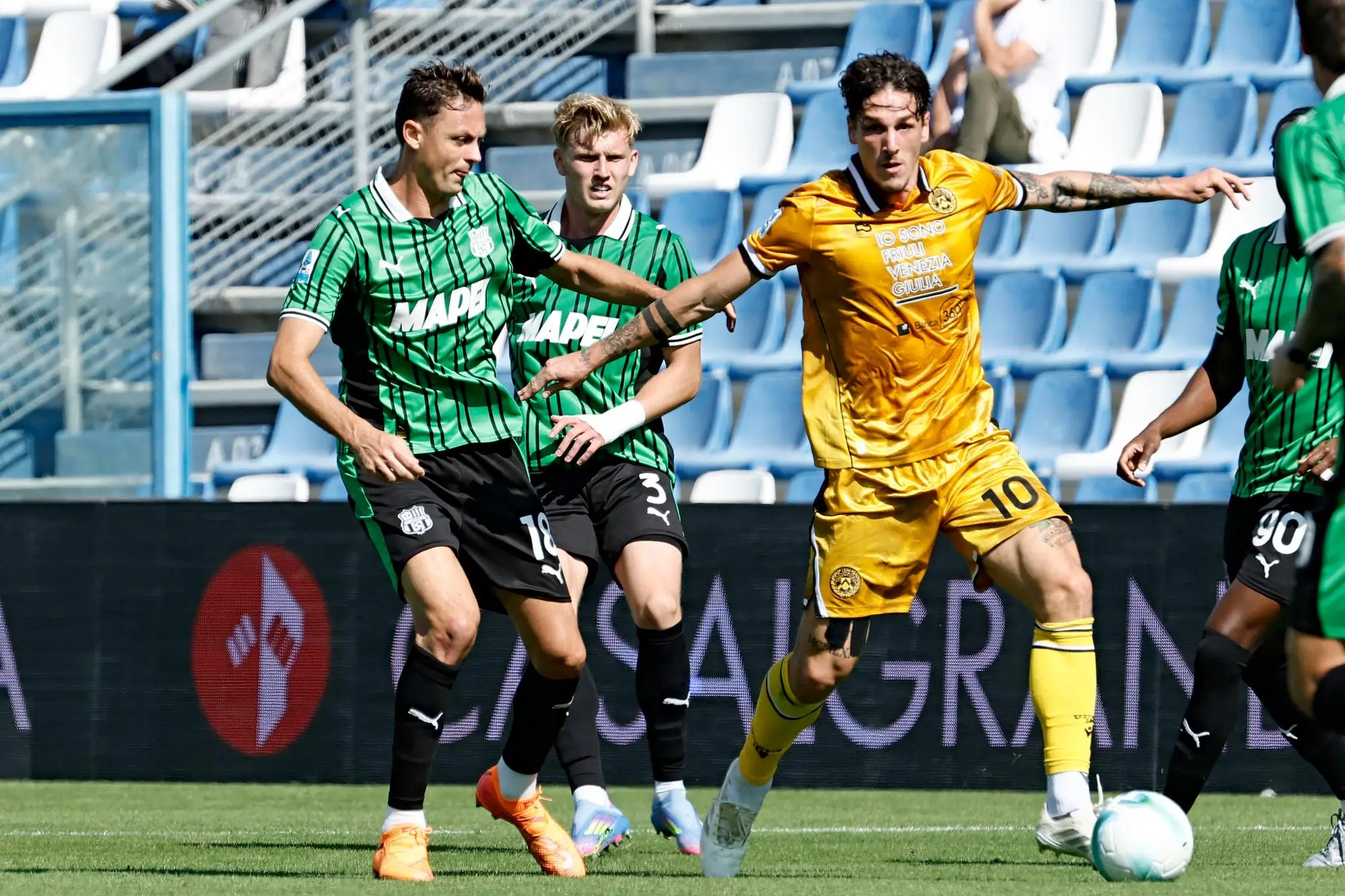 Zaniolo in azione contro il Sassuolo (Ansa)