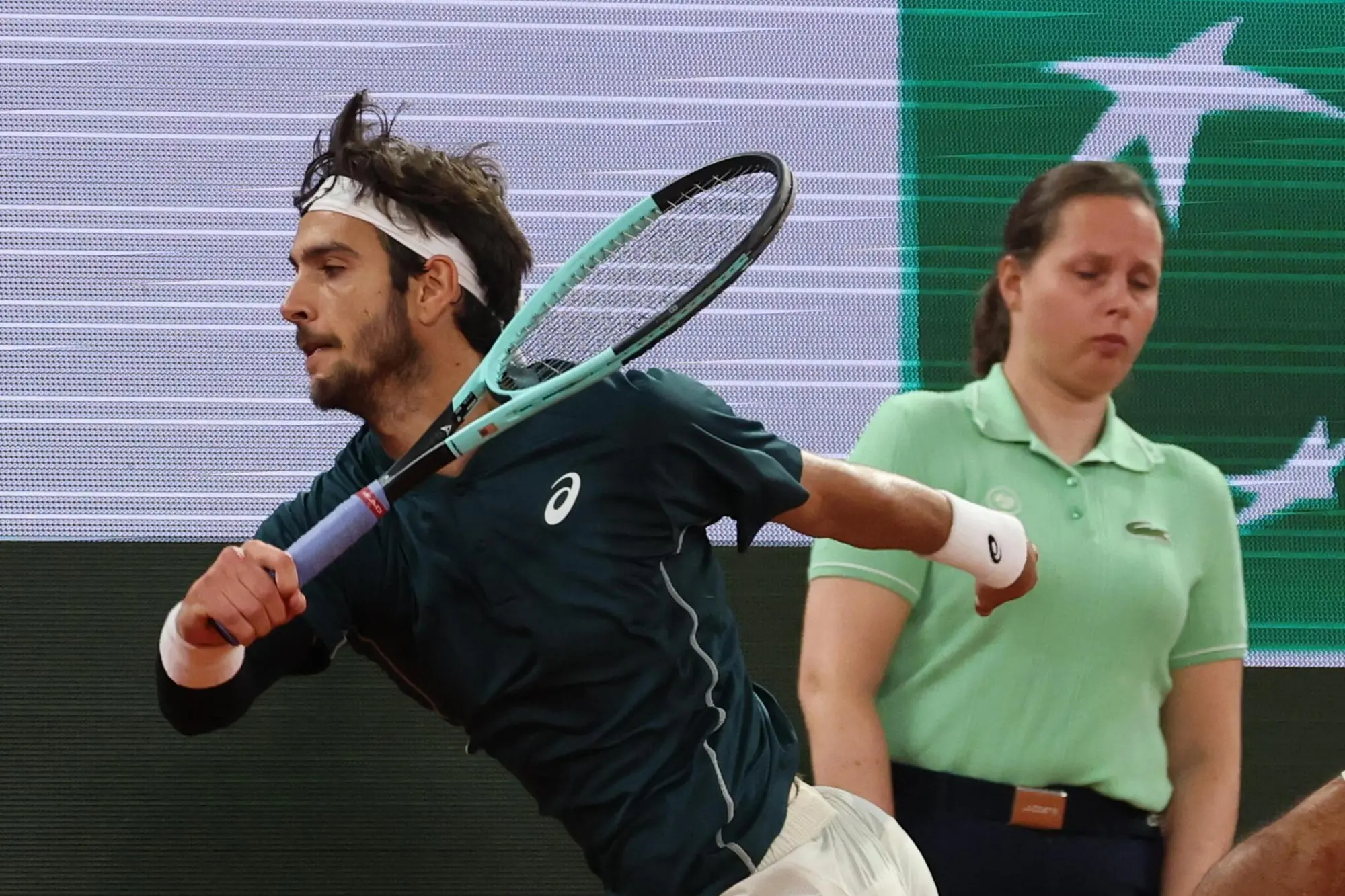 Lorenzo Musetti nella semifinale del Roland Garros contro Carlos Alcaraz (foto Ansa)