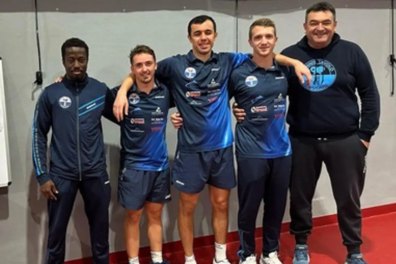 Il TT Sassari, secondo nella serie A1 maschile, da sin. Ashimiyu, Puppo, Ismailov, Baciocchi e il coach Santona (foto concessa dal TT Sassari)