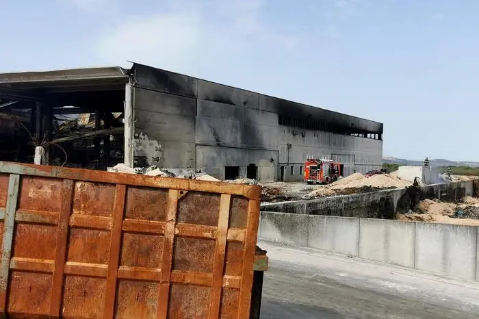 Truncu Reale, nuovo allarme incendio alla Gesam (foto via Ansa)