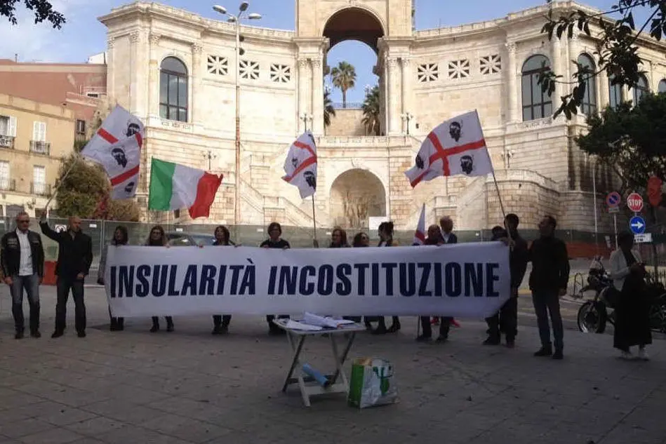 Una manifestazione a sostegno dell'insularità (Archivio L'Unione Sarda)
