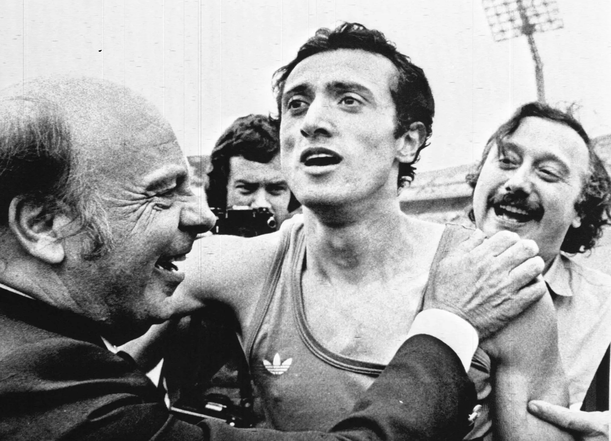 Pietro Mennea a Città del Messico con Primo Nebiolo e il giornalista Gianni Minà dopo il record dei 200 m nel 1979( Ansa)