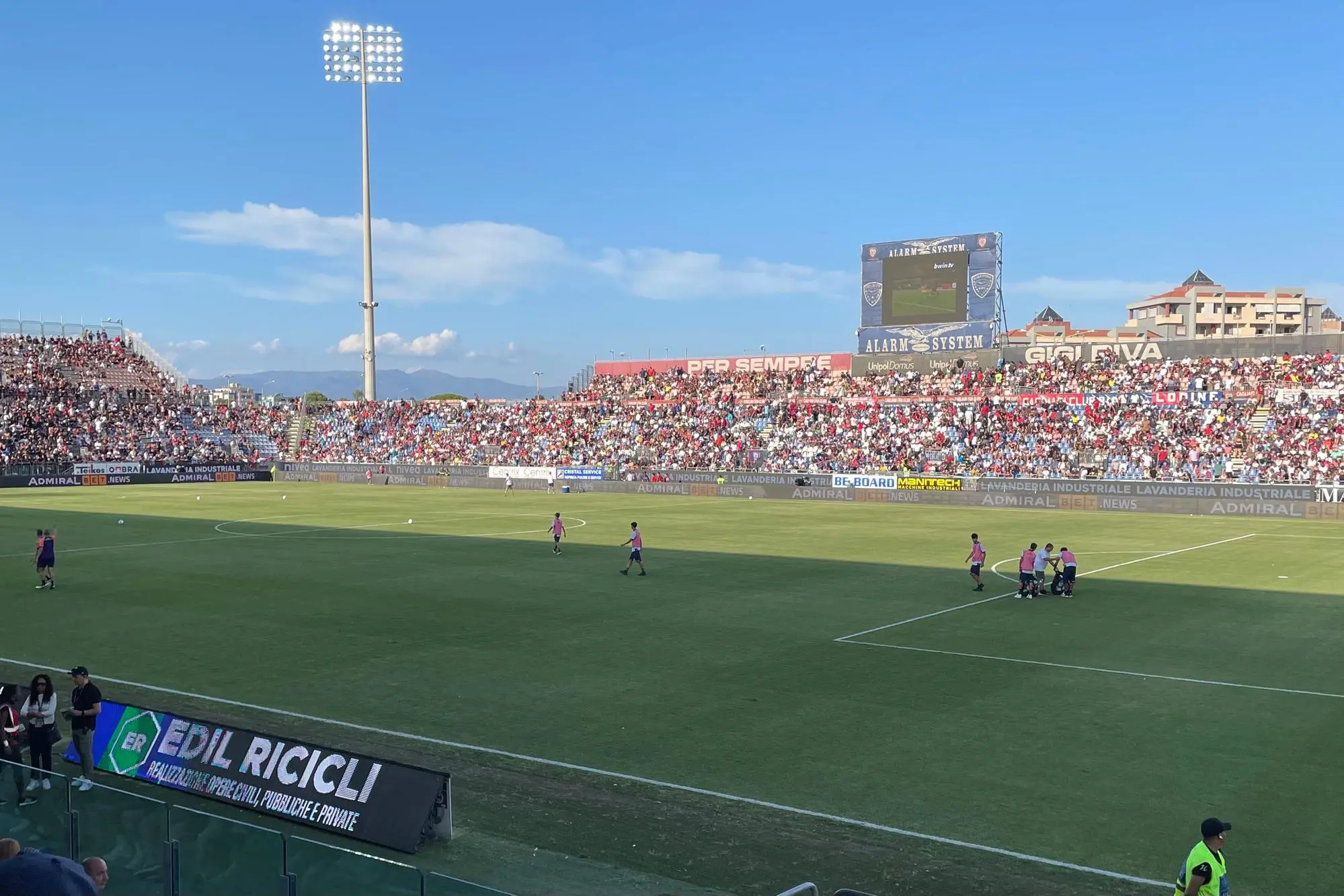 Tifosi all'Unipol Domus per una partita del Cagliari