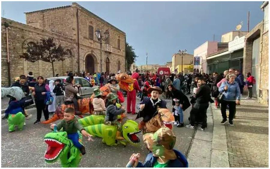 Settimo San Pietro, la sfilata con maschere e carri allegorici