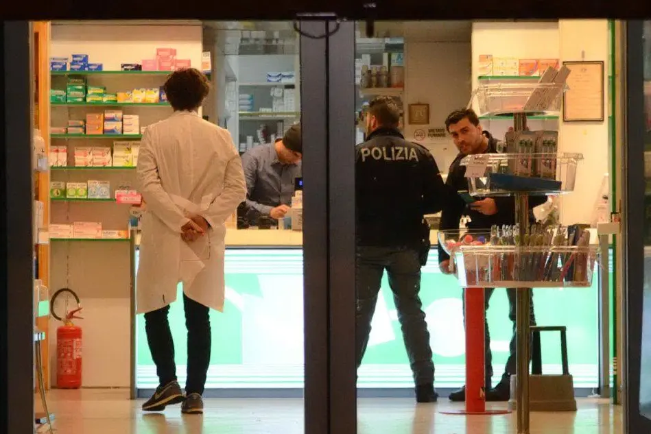 Inquirenti nella farmacia rapinata