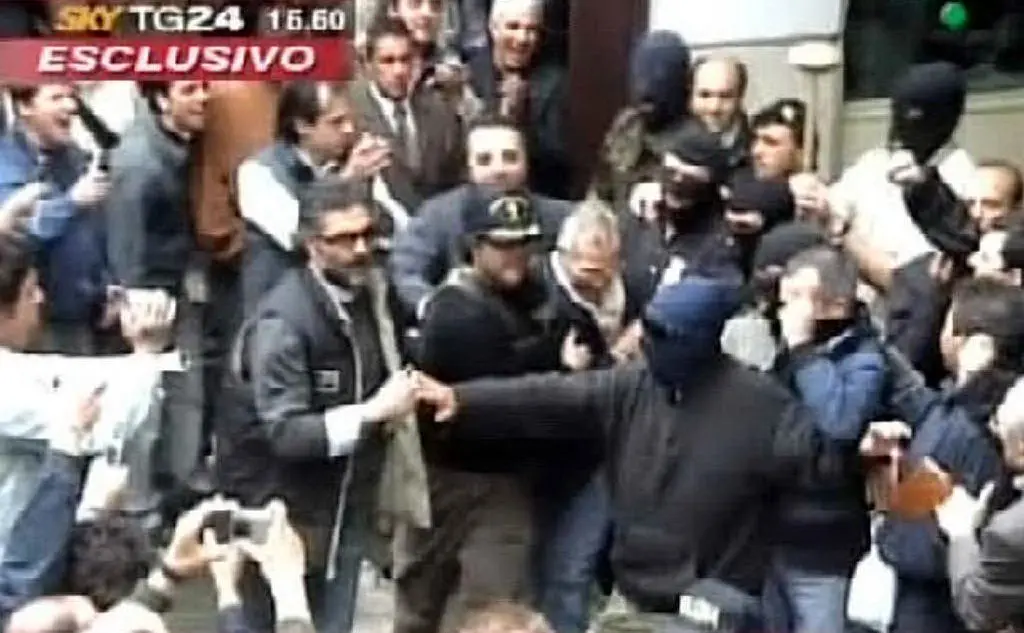 Folla dopo l'arresto