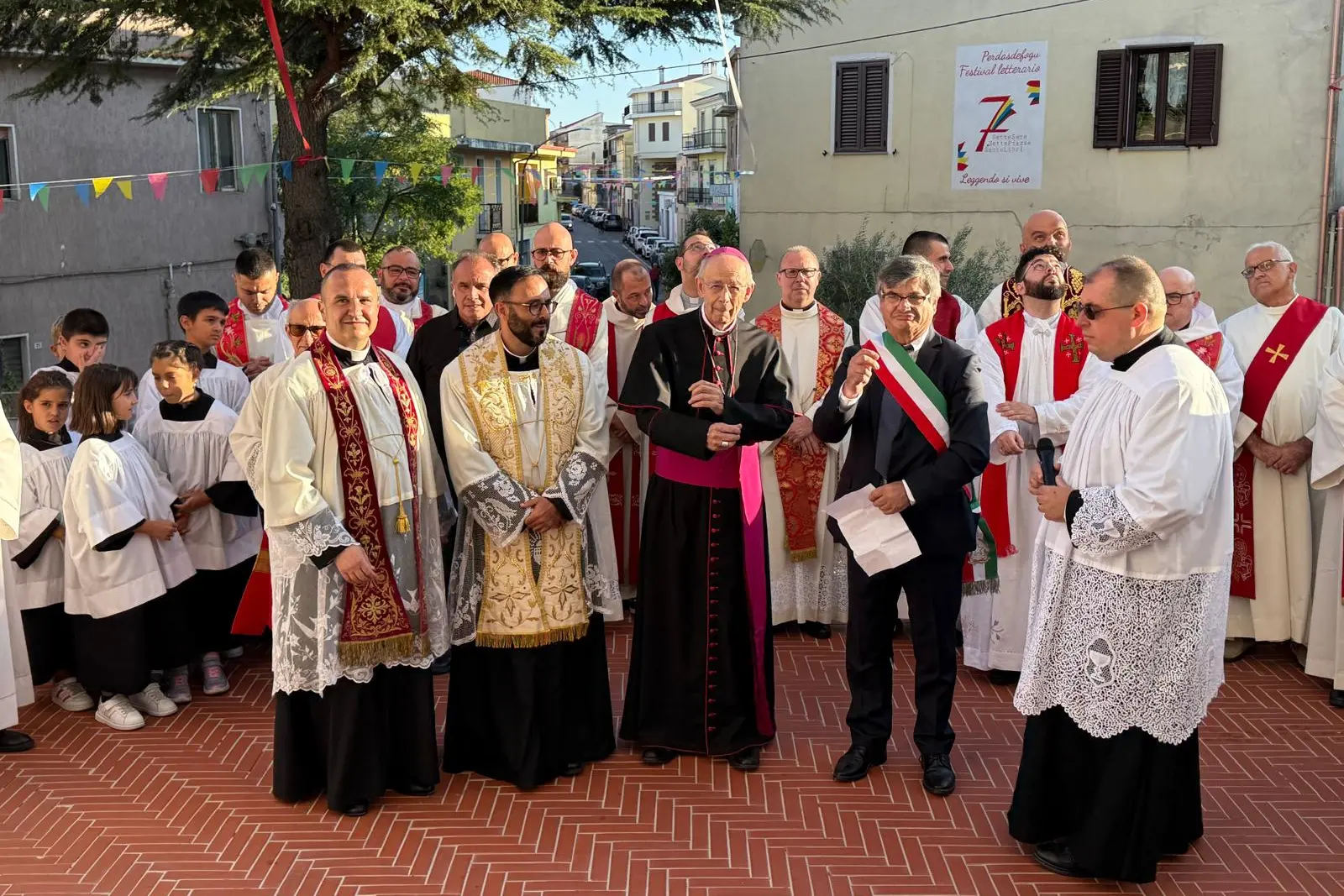 L'accoglienza sul sagrato della chiesa