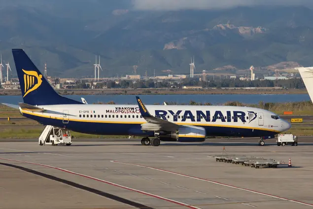 Un aereo Ryanair in pista a Elmas (L'Unione Sarda)