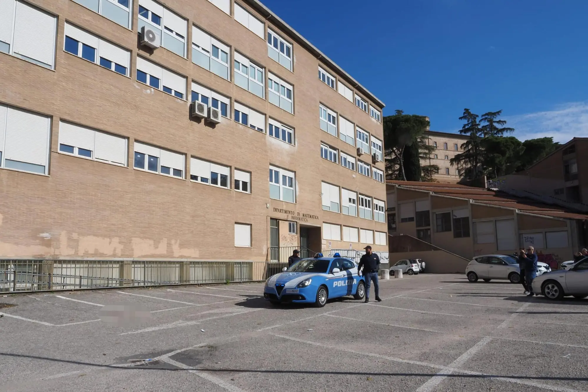 Il parcheggio dell'Università di Perugia dove un giovane poco più che ventenne è stato ucciso con una coltellata nelle prime ore di sabato mattina. Omicidio, l'ipotesi di reato per la quale procede la Procura di Perugia. Perugia, 18 ottobre 2025. ANSA / RICCARDO GASPERINI