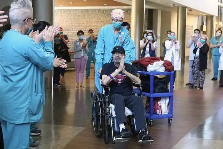 L'uscita dell'uomo dall'ospedale (foto Seattletimes)