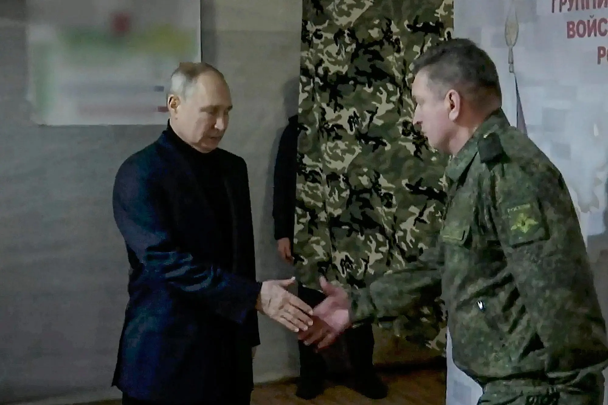 Putin in visita alle basi russe in Ucraina (foto Ansa/Epa)