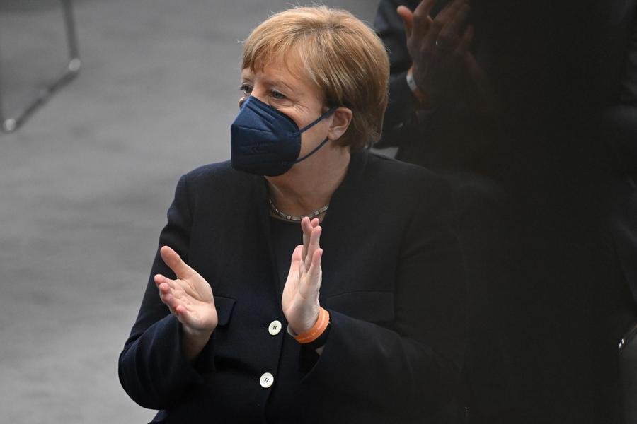Angela Merkel scippata mentre fa la spesa al supermercato