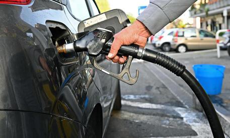 Antitrust, multa da 936 milioni a sei compagnie petrolifere: «Cartello per gonfiare i prezzi del carburante»