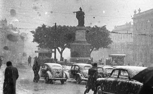 Piazza Yenne e Largo Carlo Felice sotto la neve il 2 febbraio 1956 (foto da Facebook)