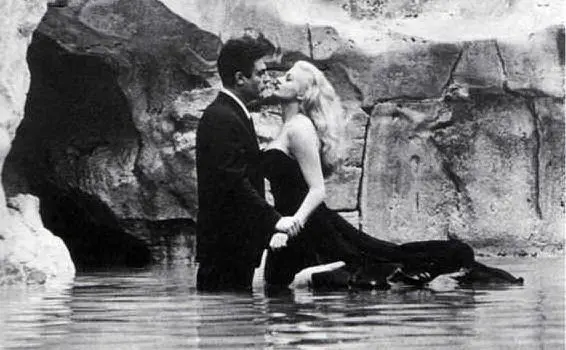 Marcello Mastroianni e Anita Ekberg nella famosa scena nella fontana di Trevi del film &quot;La dolce vita&quot;