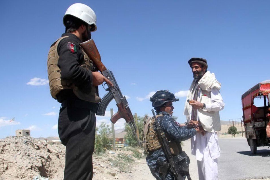 Controlli di sicurezza delle truppe governative a Ghazni. (Foto Ansa)