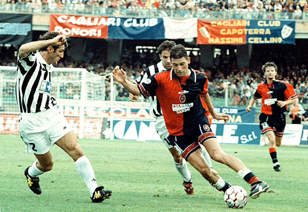 Fabian O'Neill in rossoblù contro la Juventus alla quale fu poi ceduto (archivio US)