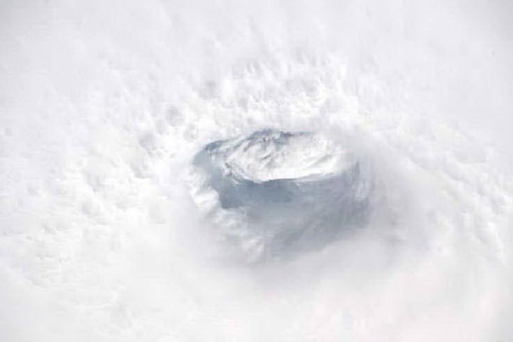 In volo dentro l'occhio del ciclone Dorian: le incredibili immagini