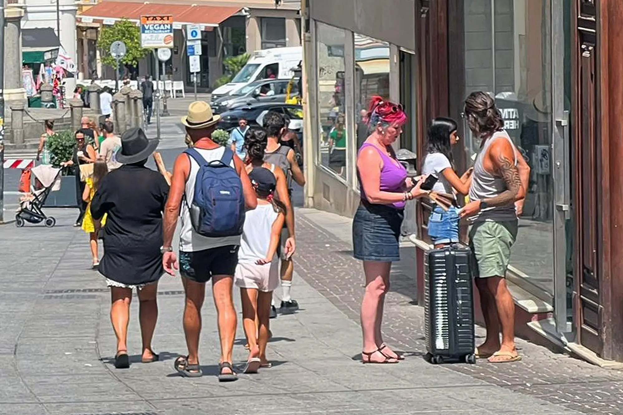Turisti in via Manno a Cagliari (Archivio/Ungari)