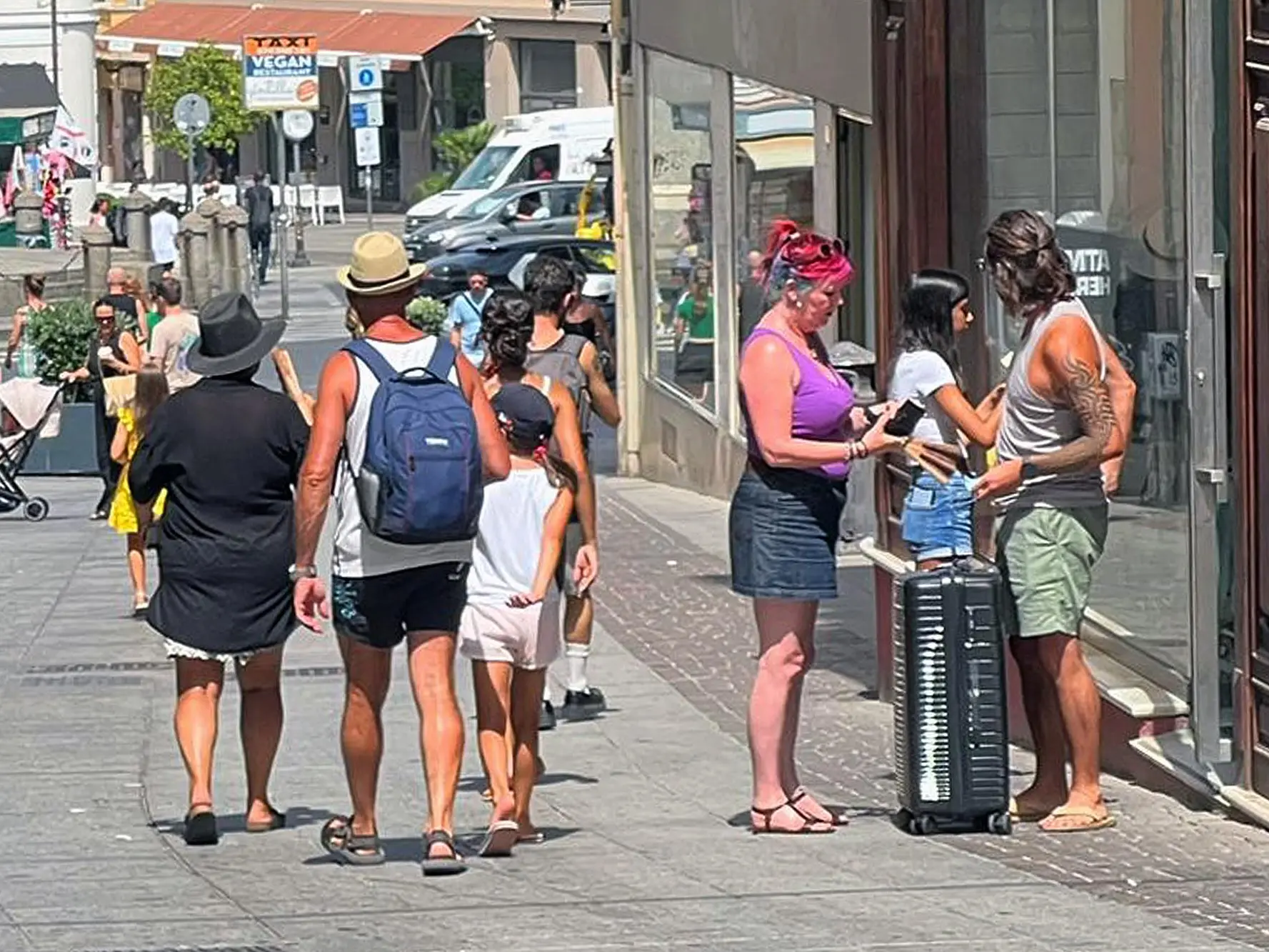 Turisti in via Manno a Cagliari (Archivio/Ungari)