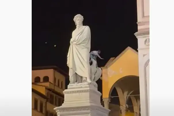 Il giovane sulla statua (Immagine da Youtube)