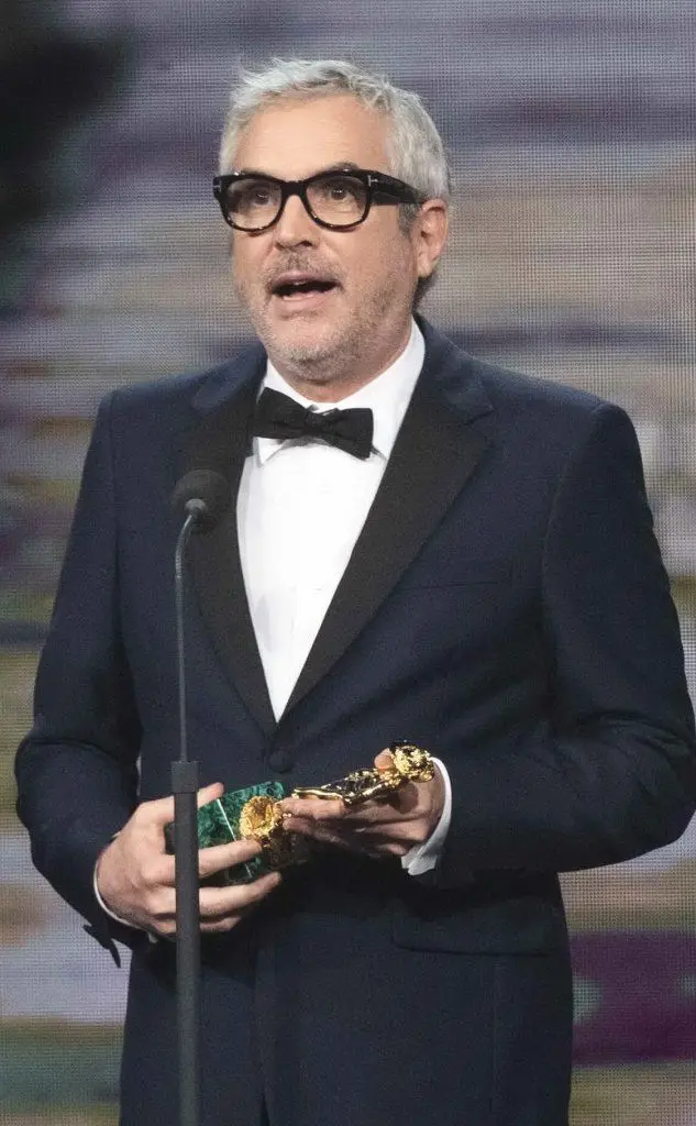 Il regista messicano Alfonso Cuaron, premiato con &quot;Roma&quot;