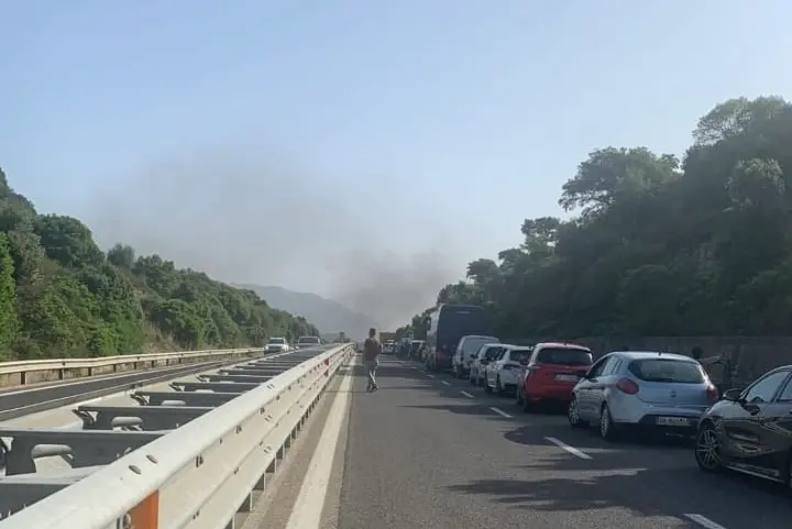 La coda di auto (foto Ledda)
