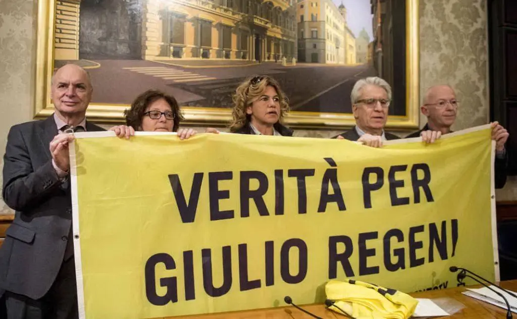 Il padre e la madre di Giulio Regeni, con i legali e rappresentanti di Amnesty (Ansa)