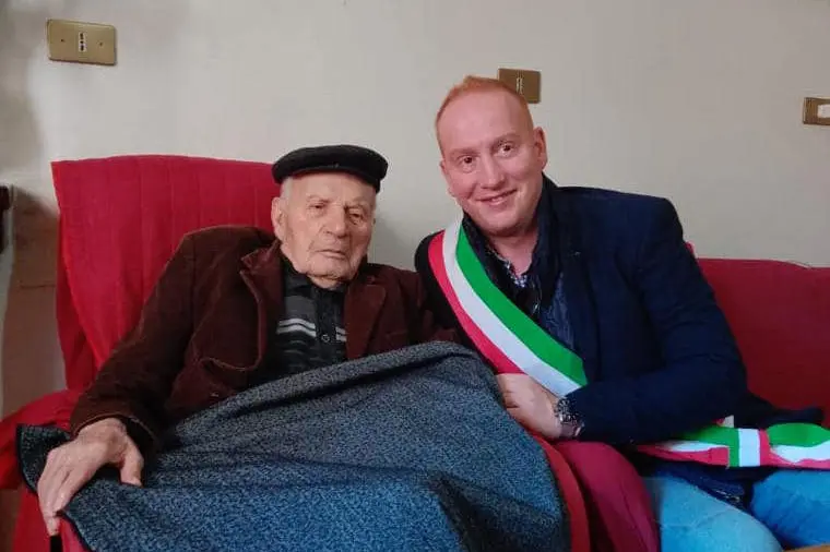 Zio Nicola Delogu e il sindaco Michele Solinas (foto concessa)