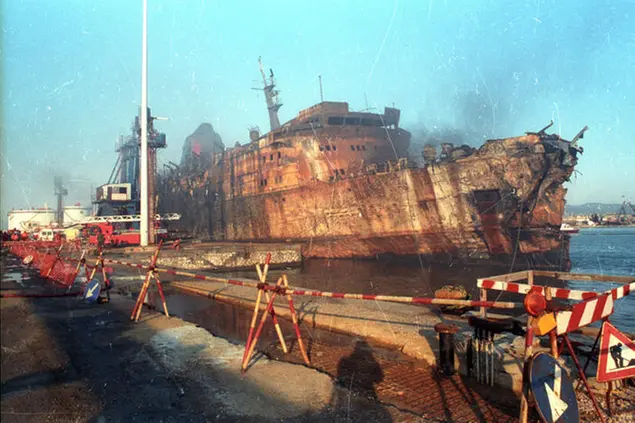 Una immagine del traghetto Moby Prince dopo l'incendio causato dalla collisione con la petroliera Agip Abruzzo il 10 aprile 1991 (foto Ansa)