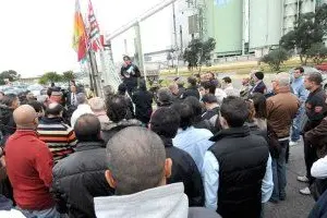 Una protesta dei lavoratori dell'Alcoa (archivio)