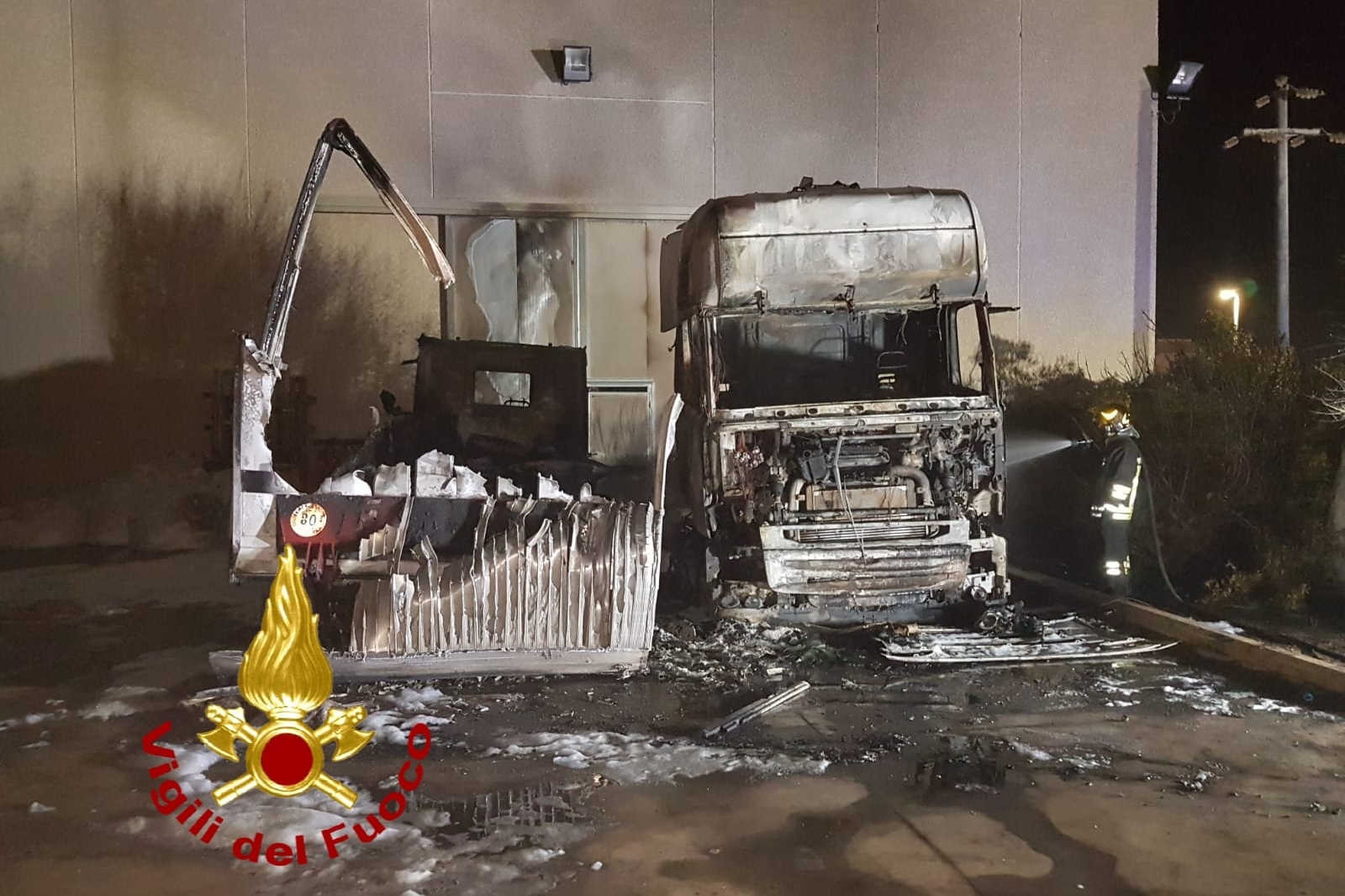 I due camion distrutti dalle fiamme in via Algeria (Foto Vigili del Fuoco)