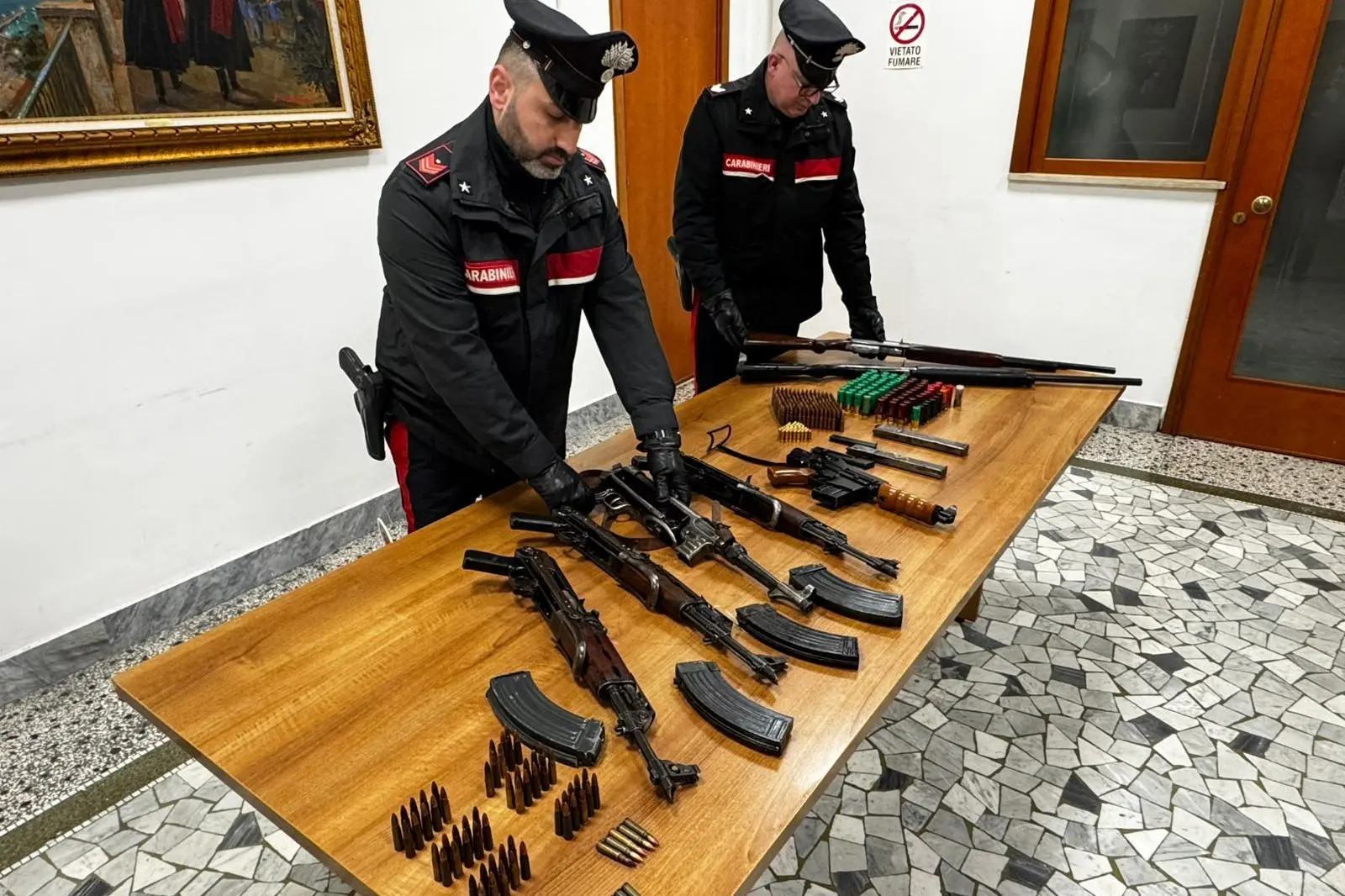 L'arsenale sequestrato dai carabinieri