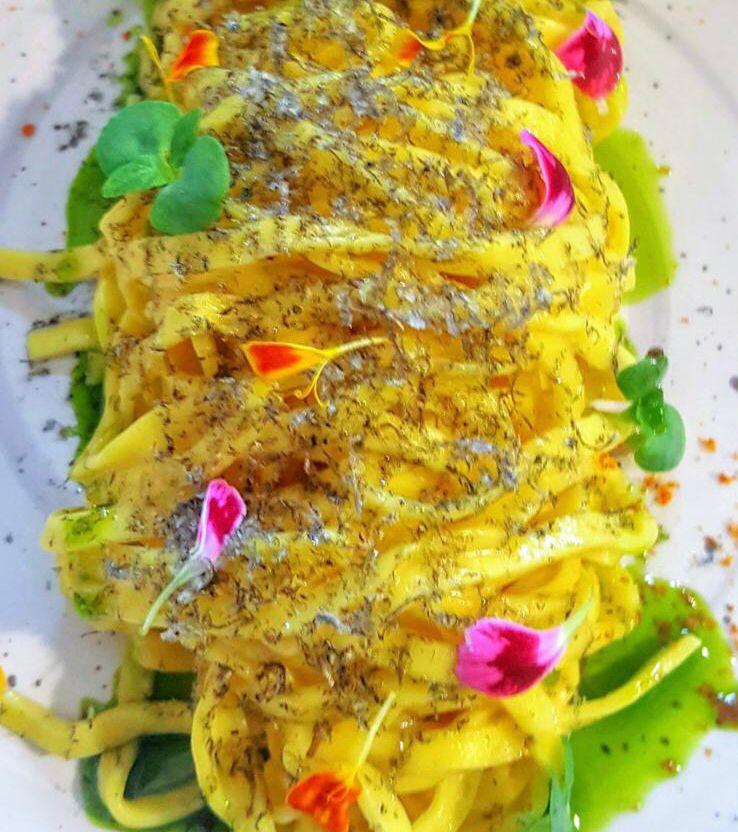 Le deliziose tagliatelle con zafferano, tartufo bianco e clorofilla al basilico viola