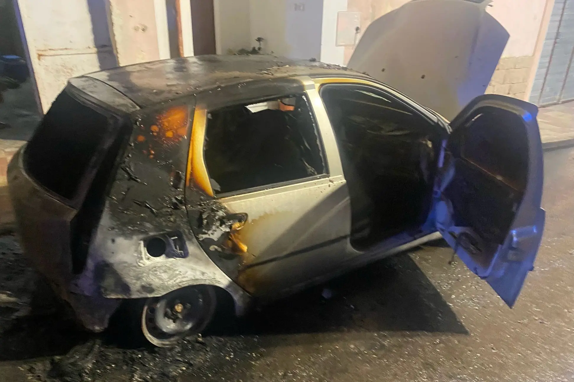 L'auto bruciata a Ittiri (foto Floris)