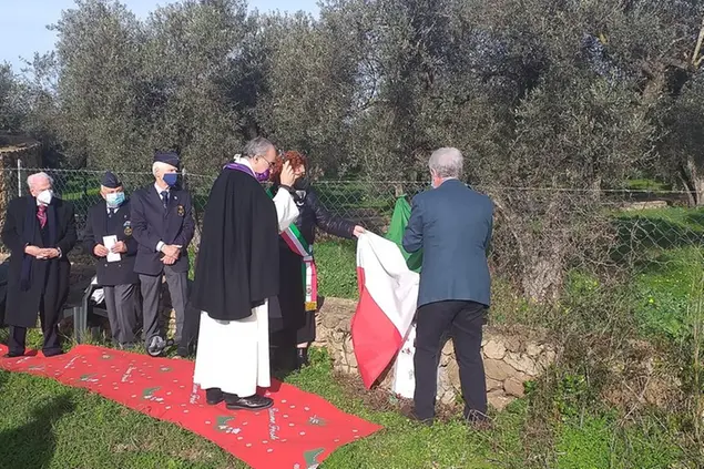 La benedizione della lapide (foto concessa)